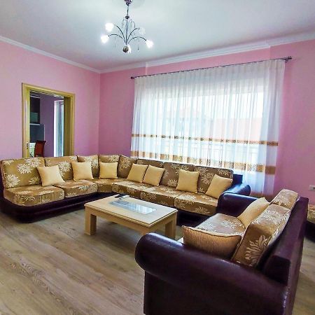 Cheerful 2 Bedroom Villa With Free Parking. ジロカストラ エクステリア 写真