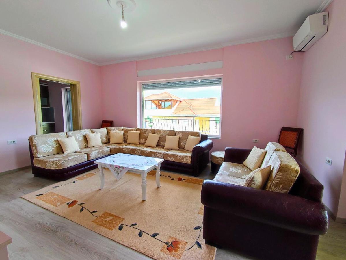 Cheerful 2 Bedroom Villa With Free Parking. ジロカストラ エクステリア 写真