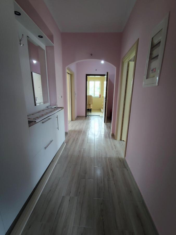 Cheerful 2 Bedroom Villa With Free Parking. ジロカストラ エクステリア 写真