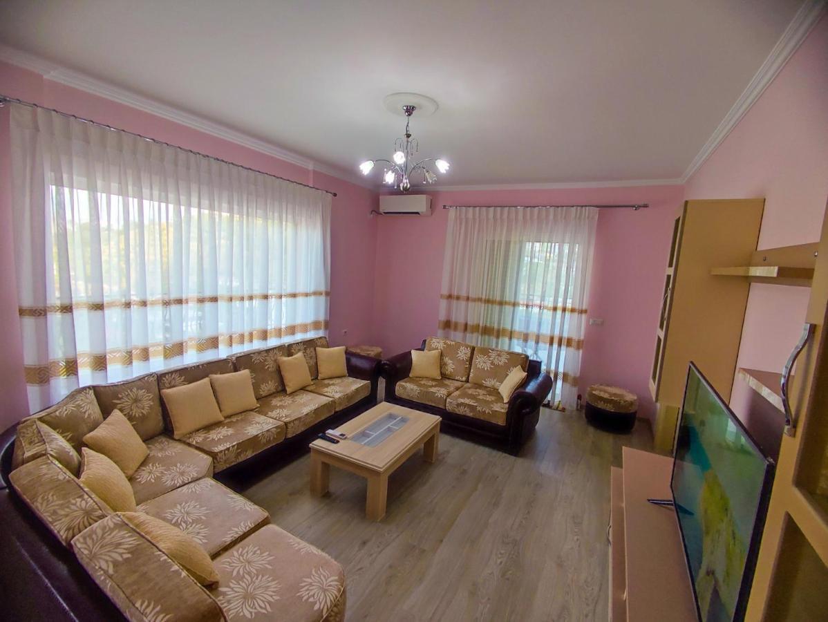 Cheerful 2 Bedroom Villa With Free Parking. ジロカストラ エクステリア 写真