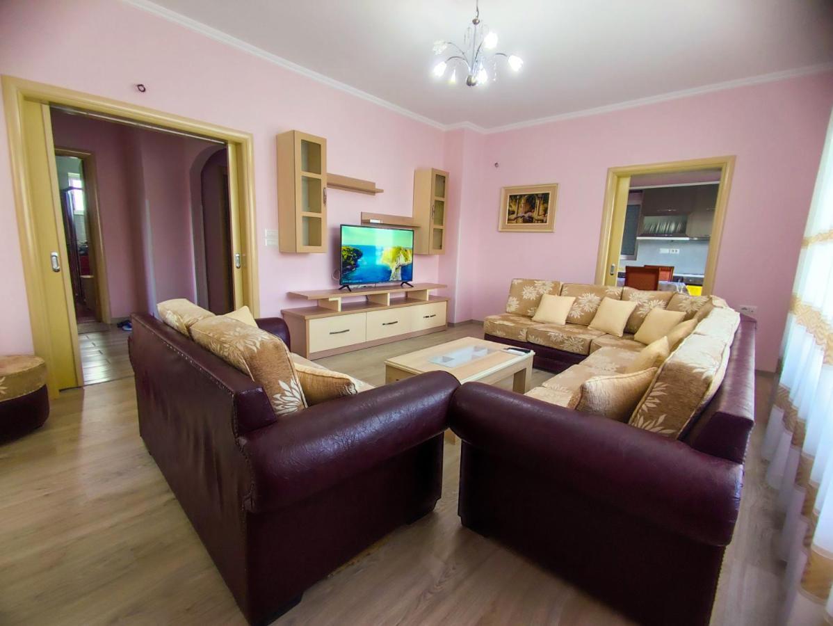 Cheerful 2 Bedroom Villa With Free Parking. ジロカストラ エクステリア 写真