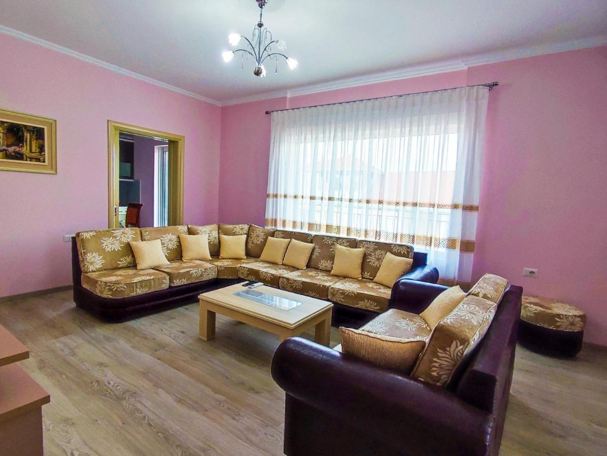 Cheerful 2 Bedroom Villa With Free Parking. ジロカストラ エクステリア 写真